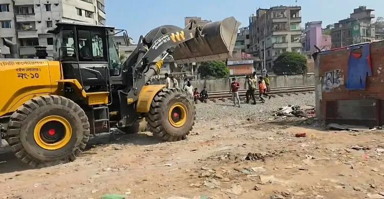 ইশরাকের অভিযান চালানো সেই মাদক আস্তানা গুঁড়িয়ে দিচ্ছে পুলিশ