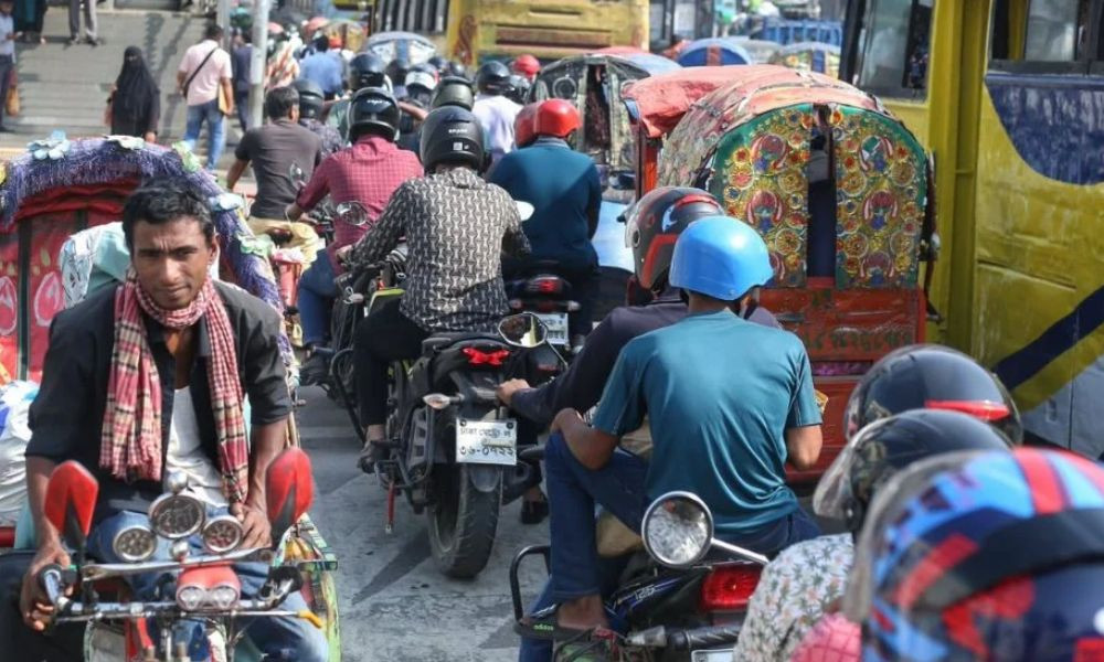 দুর্গাপূজার ছুটি শেষে ঢাকার সড়কে যানবাহনের চাপ ও গণপরিবহনে যাত্রীদের ভিড়