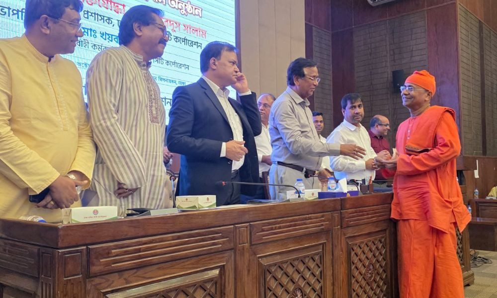 দুর্গাপূজা উপলক্ষে ১৬৮ পূজামণ্ডপের প্রতিনিধিদের হাতে ডিএসসিসির অনুদান প্রদান