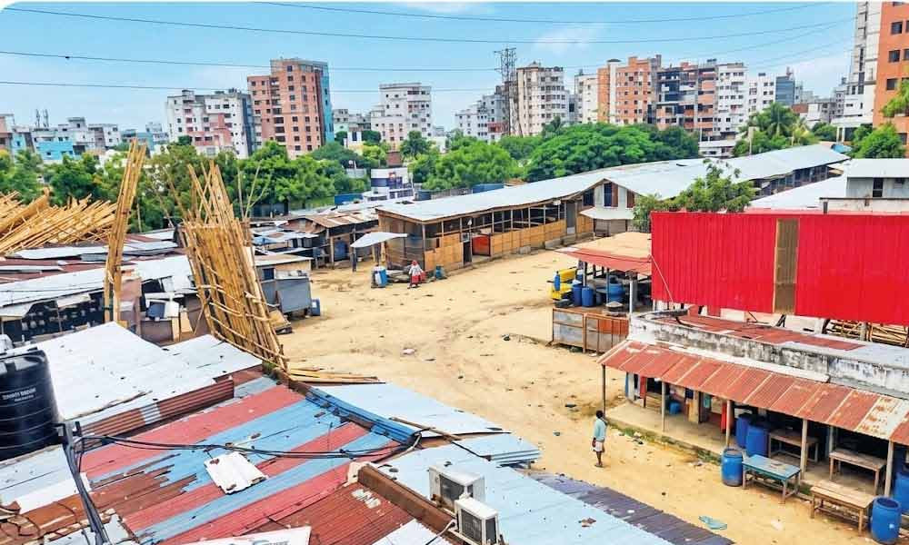মেরুল বাড্ডায় রাজউকের ১১ একর জমি, যেখানে দীর্ঘদিন ধরে বাজার ও বিভিন্ন স্থাপনা গড়ে উঠেছে