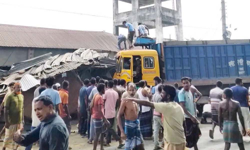পাটগ্রামে ট্রাকচাপায় ইজি বাইকের ৩ যাত্রী নিহত